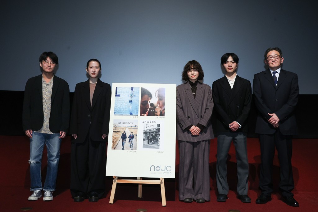 左より、監督(辻󠄀井 俊、中田江玲、八代夏歌、鴨林諄宜)、安藤親広スーパーバイザー